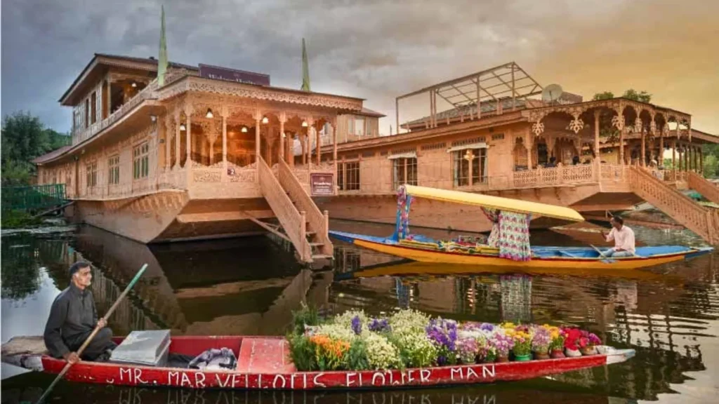 houseboat